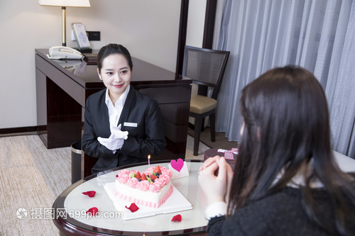 酒店服務(wù)人員為客戶慶生 攝影攝像服務(wù)點(diǎn)亮難忘時(shí)刻